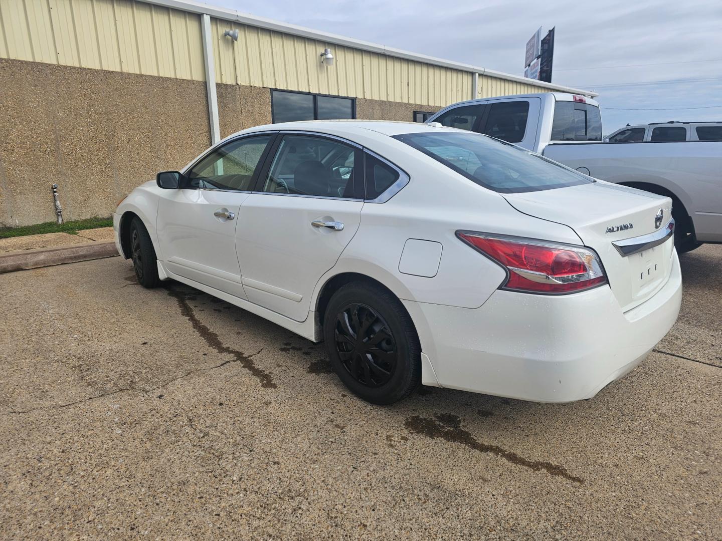 2015 WHITE Nissan Altima 2.5 S (1N4AL3APXFN) with an 2.5L L4 DOHC 16V engine, Continuously Variable Transmission transmission, located at 533 S Seven Points BLVD, Seven Points, TX, 75143, (430) 255-4030, 32.313999, -96.209351 - Photo#3